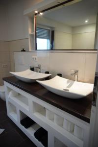 Koupelna v ubytování 3-Zimmer mit Wintergarten neu möbliert 2023