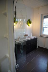 Koupelna v ubytování 3-Zimmer mit Wintergarten neu möbliert 2023