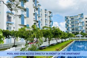 Una vista de la propiedad con acceso a la piscina y al gimnasio frente al apartamento. en Rizz Santorini Apartment, en Negombo