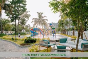 un parque acuático con un tobogán en el medio en Rizz Santorini Apartment, en Negombo