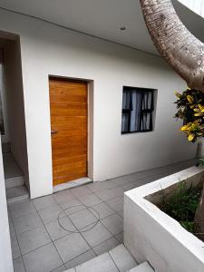 德班Rephidim Palace 02的房子边的木门