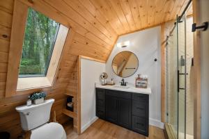 Vannituba majutusasutuses Ascent A-Frame at Calm Ridge Treehouses +20 fotot