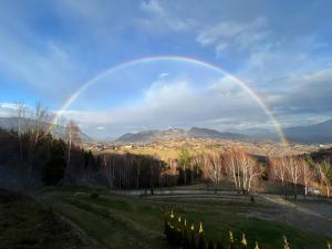 ein Regenbogen am Himmel über einem Feld in der Unterkunft The Mountain View - no children in Peştera