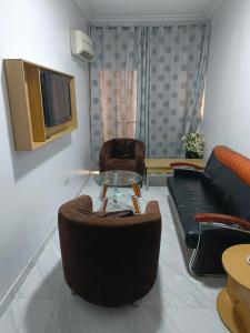 una sala de estar con un sofá y una mesa en AOTEL HOTEL Ikeja, en Ikeja