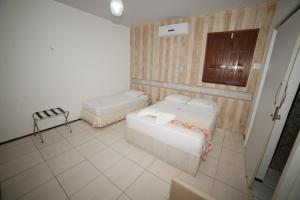 Habitación pequeña con 2 camas y armario en Hotel Villa Real, en Crato 9 fotos más