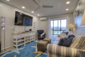 Μια τηλεόραση ή/και κέντρο ψυχαγωγίας στο Mariner's Cove - A 202