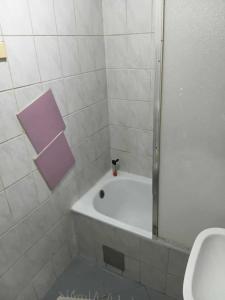 un baño con bañera y lavabo en KONAK kod ODISEJE 2, en Moševići