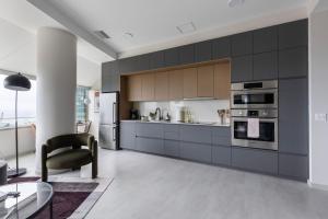 Кухня или мини-кухня в Luxury Downtown King Bed, Rooftop Pool
