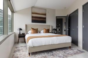 Кровать или кровати в номере Luxury Downtown King Bed, Rooftop Pool