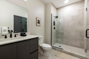 Ванная комната в Luxury Downtown King Bed, Rooftop Pool +40 фотографий