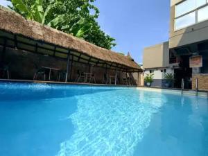una gran piscina al lado de un edificio en AOTEL HOTEL Ikeja, en Ikeja
