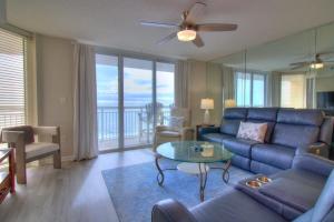 een woonkamer met een bank en een tafel bij Crescent Shores North - 502 in Myrtle Beach
