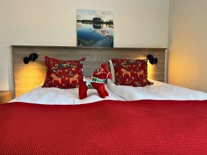 Dos almohadas de Papá Noel encima de una cama. en Fridhemsgatan City Stay, en Mora