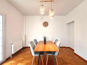 Un comedor con mesa y sillas de madera. en Hellenic Pleasure Residences, en Atenas 10 fotos más