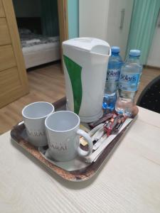 Příslušenství pro přípravu čaje a kávy v ubytování Hotel Sarai Wrocław