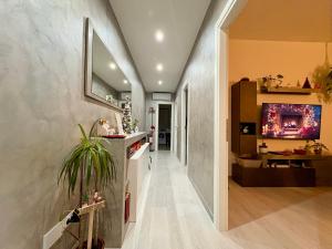 een hal van een huis met een woonkamer bij Al Kicco D'oro - Intero appartamento in Lido di Ostia