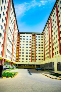 ein großes Gebäude mit einem Parkplatz davor in der Unterkunft C&N homes Kisumu in Kisumu