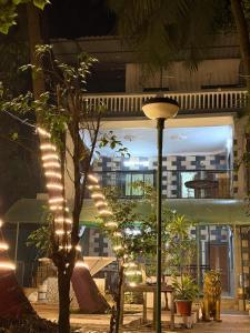 un lampadaire avec des lumières devant un bâtiment dans l'établissement Green Waves Resort, à Nagaon
