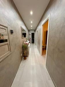 een hal van een huis met houten vloeren en muren bij Al Kicco D'oro - Intero appartamento in Lido di Ostia