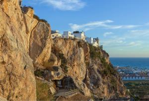 ein Berg mit einer Stadt darauf in der Unterkunft Casa el corralón in Salobreña