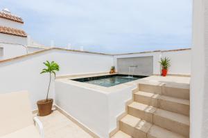 ein Schwimmbad auf dem Dach eines Gebäudes in der Unterkunft Casa el corralón in Salobreña