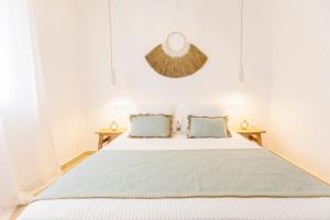 ein Schlafzimmer mit einem großen weißen Bett mit zwei Kissen in der Unterkunft Casa el corralón in Salobreña + 26 Fotos