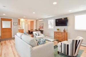 TV a/nebo společenská místnost v ubytování Commercial St Private Patio Dog Welcome