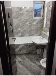ein Badezimmer mit Waschbecken und Toilette in der Unterkunft Apartament in Craiova