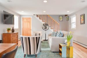 Posezení v ubytování Commercial St Private Patio Dog Welcome