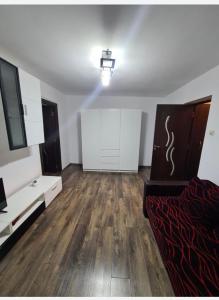 ein leeres Zimmer mit einem Bett und weißen Schränken in der Unterkunft Apartament in Craiova