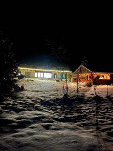 JasenicaChatka Katka的夜晚雪中的房子