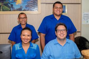 Un grupo de personas con camisas azules posando para una foto. en Hotel Villa Real, en Crato