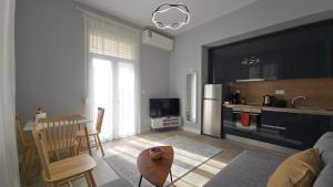 un salon avec une table et une cuisine dans l'établissement KYANA Luxury KVA II, à Kavala
