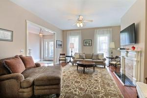 TV a/nebo společenská místnost v ubytování Change Of Place Main House