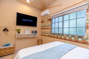 Μια τηλεόραση ή/και κέντρο ψυχαγωγίας στο 5min to Beach & Downtown, High-Speed WiFi, Laundry Service, PetsOK