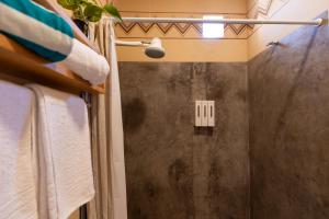 Ένα μπάνιο στο 5min to Beach & Downtown, High-Speed WiFi, Laundry Service, PetsOK +14 φωτογραφίες