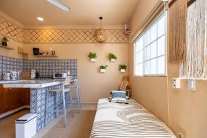 Η κουζίνα ή μικρή κουζίνα στο 5min to Beach & Downtown, High-Speed WiFi, Laundry Service, PetsOK