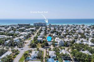 una vista aérea de una ciudad con el océano en Emerald Escape-Crystal Beach-Private Pool-GolfCart, en Destin