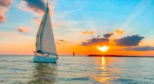 un velero en el agua con una puesta de sol en Emerald Escape-Crystal Beach-Private Pool-GolfCart, en Destin