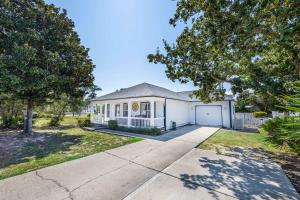 Casa blanca con garaje y árboles en Emerald Escape-Crystal Beach-Private Pool-GolfCart, en Destin