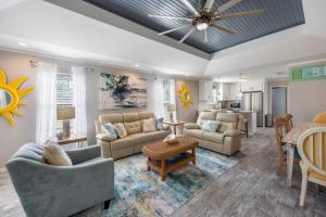 sala de estar con muebles y ventilador de techo en Emerald Escape-Crystal Beach-Private Pool-GolfCart, en Destin 43 fotos más