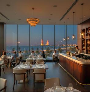 un restaurant avec vue sur la ville dans l'établissement Boulevard Side Hotel, à Baku