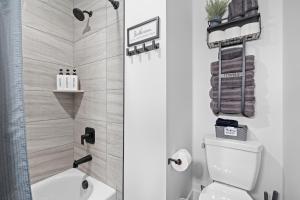 ein Bad mit einer Dusche und einem weißen WC in der Unterkunft Peaceful Idaho Falls Stay Fire Table Sleeps 8 in Idaho Falls + 27 Fotos