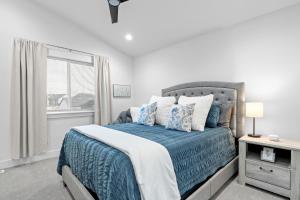 ein Schlafzimmer mit großem Bett und Fenster in der Unterkunft Peaceful Idaho Falls Stay Fire Table Sleeps 8 in Idaho Falls