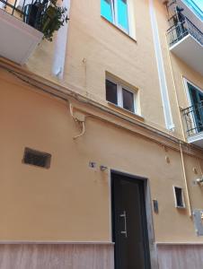 - un bâtiment avec une porte et un balcon dans l'établissement Dimora in pieno centro, à Matera