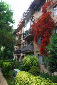 un edificio con hojas rojas a un lado. en 3-room apartment steps from Los Dominicos, en Santiago
