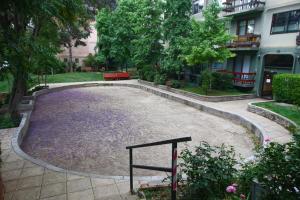 un parque con un banco rojo en el medio en 3-room apartment steps from Los Dominicos, en Santiago 16 fotos más