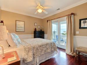 Postel nebo postele na pokoji v ubytování Tybee Nights + 31 fotografií