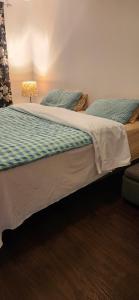 Giường trong phòng chung tại King Bed Ensuite Toilet Central Mississauga +47 ảnh