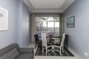 Khu vực ghế ngồi tại Beautiful 3 bedroom condo by Copacabana Beach